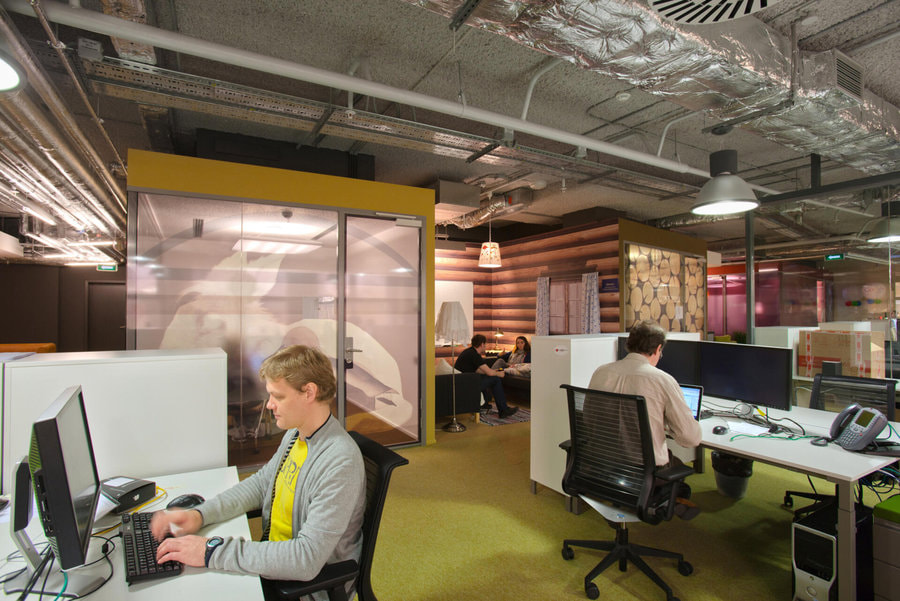 Không gian làm việc thiết kế theo hướng mở giúp nhân viên dễ dàng trao đổi 