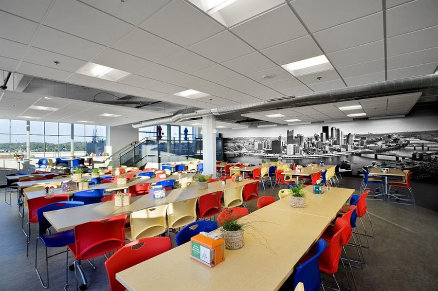 Khu vực ăn uống bố trí theo dạng song song giúp không gian được tối ưu hơn