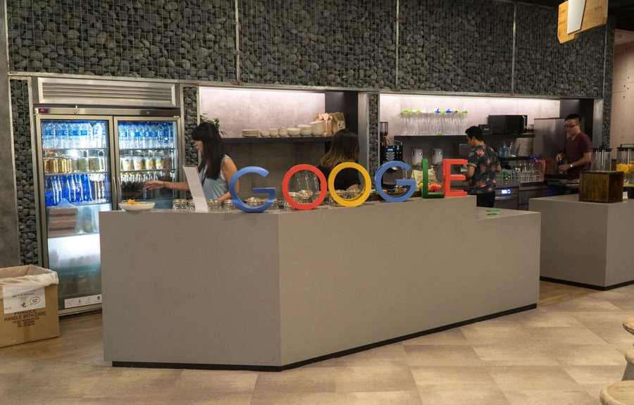 Quầy pantry mang vẻ đẹp hiện đại với tone xám chủ đạo