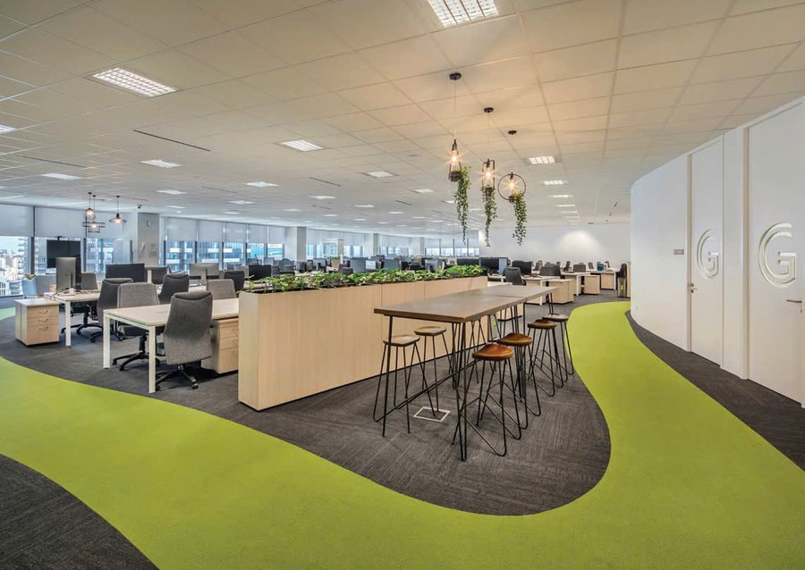 Khu vực làm việc được ngăn cách với lối đi bằng đường line xanh cực độc đáo