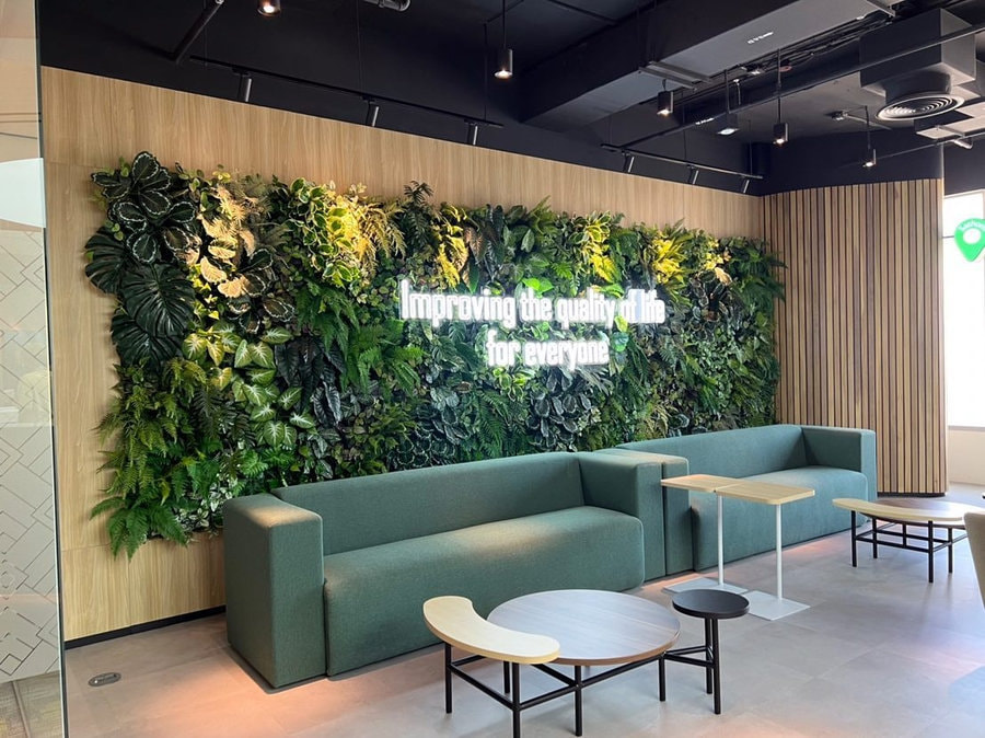 Không gian nghỉ ngơi của nhân viên đầy vẻ năng động với điểm nhấn ở bức tường cây vô cùng đẹp mắt