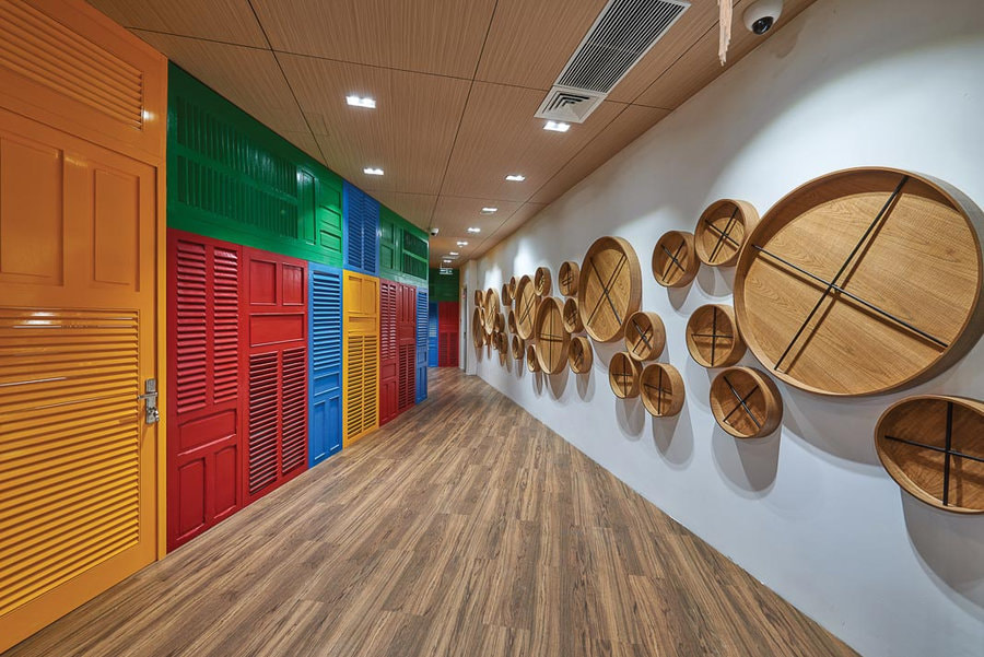 Lối đi được tô điểm bằng cửa gỗ đa dạng sắc màu vô cùng nổi bật