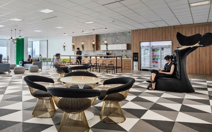 Quầy pantry rộng mở và có sử dụng hệ tủ bếp chữ I giúp tối ưu không gian