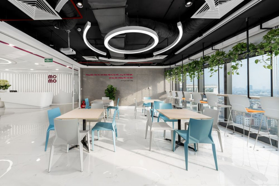 Văn phòng được tối ưu nguồn sáng tự nhiên bằng cửa sổ kính giúp không gian trở nên tươi sáng hơn