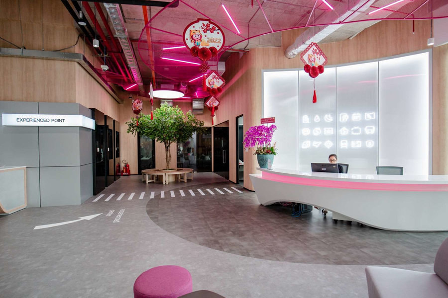 Không gian văn phòng Momo tại Hồ Chí Minh được tô điểm các yếu tố nhận diện thương hiệu vô cùng khéo léo