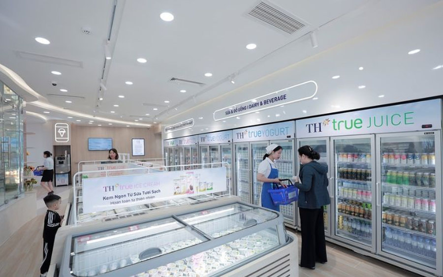 Cửa hàng TH True Milk tại Hà Nội được tô điểm với tone trắng chủ đạo thể hiện rõ nét độ nhận diện thương hiệu