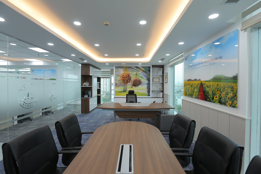 Phòng cấp cao đầy vẻ sâng trọng với hệ trần chìm cùng đèn Led âm giúp không gian có thêm chiều sâu