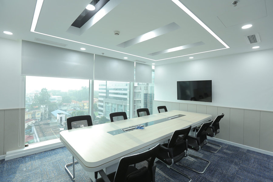 Không gian phòng họp mang vẻ chuyên nghiệp và được thiết kế mangg hơi hướng tối giản