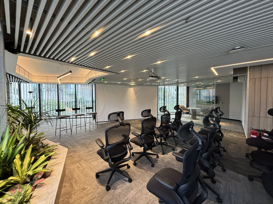 Không gian sự kiện được thiết kế thông thoáng, rộng mở phù hợp cho các buổi sự kiện, workshop