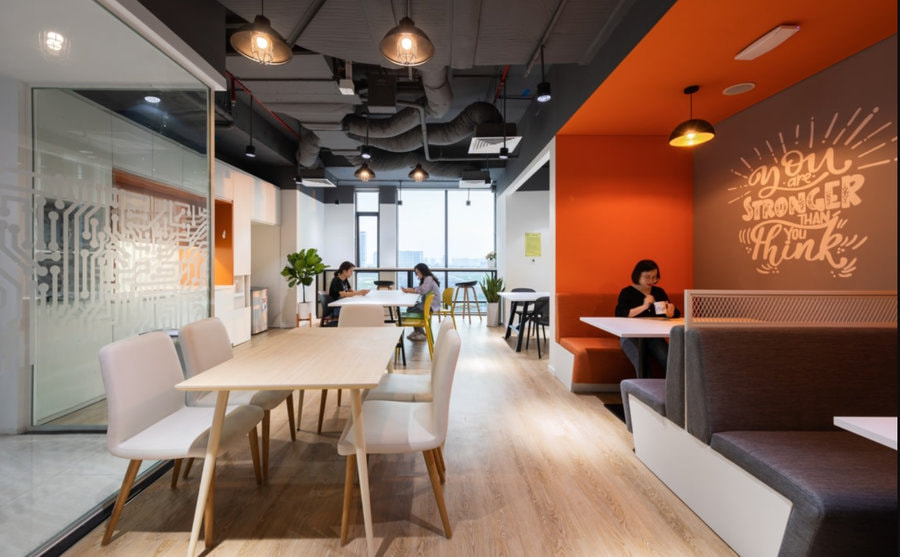 Khu vực pantry vô cùng nổi bật với phần sơn nhấn tone cam thể hiện rõ nét hình ảnh doanh nghiệp