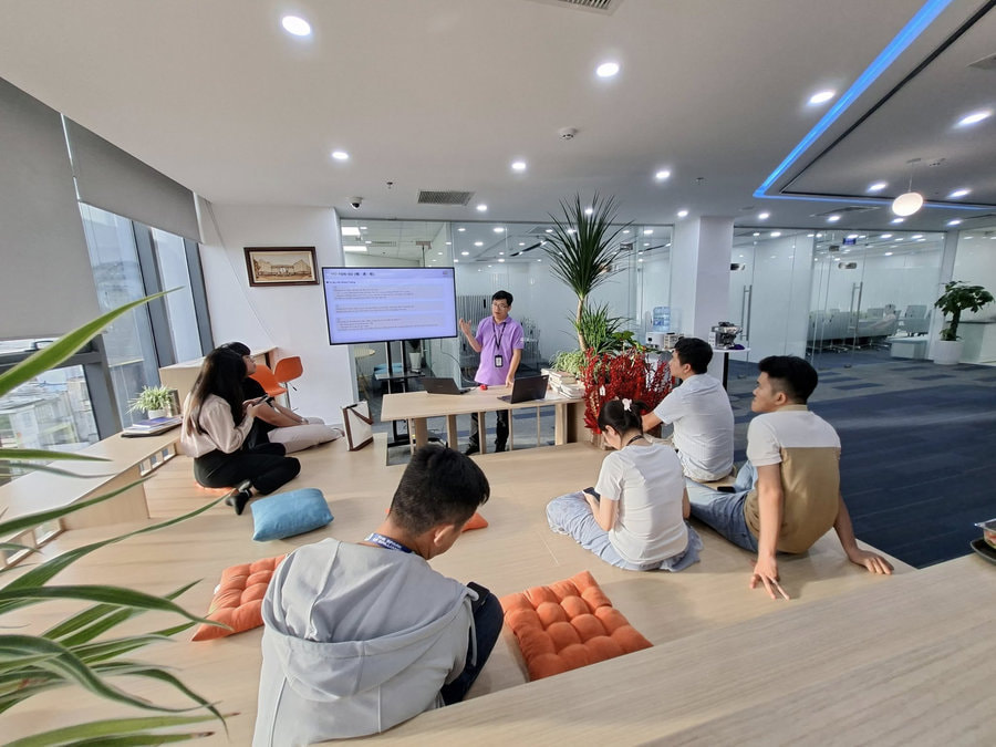 Không gian thảo luận vô cùng thông thoáng và có điểm thêm cây xanh góc phòng giúp tăng thêm vẻ tươi mới