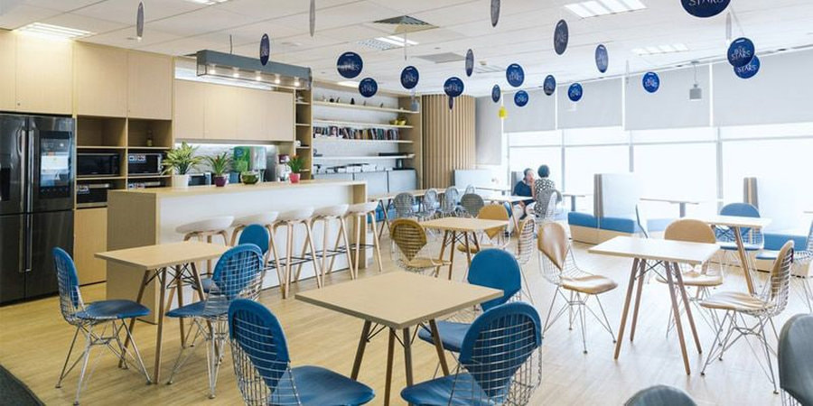Quầy pantry được tô điểm thêm sắc xanh thể hiện rõ nét hình ảnh doanh nghiệp