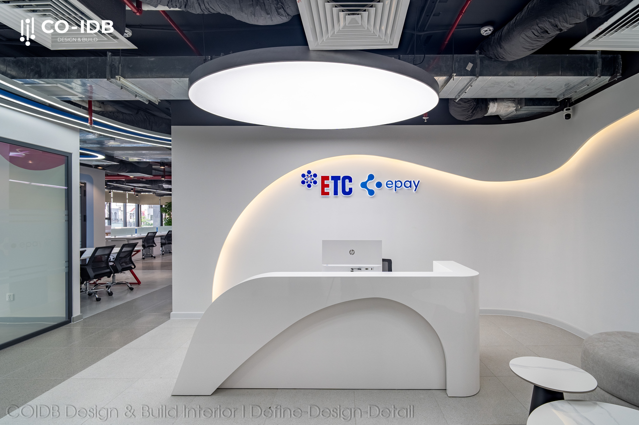 Khu vực sảnh chờ với ghế sofa dài và trang trí tường "Teamwork" ấn tượng.